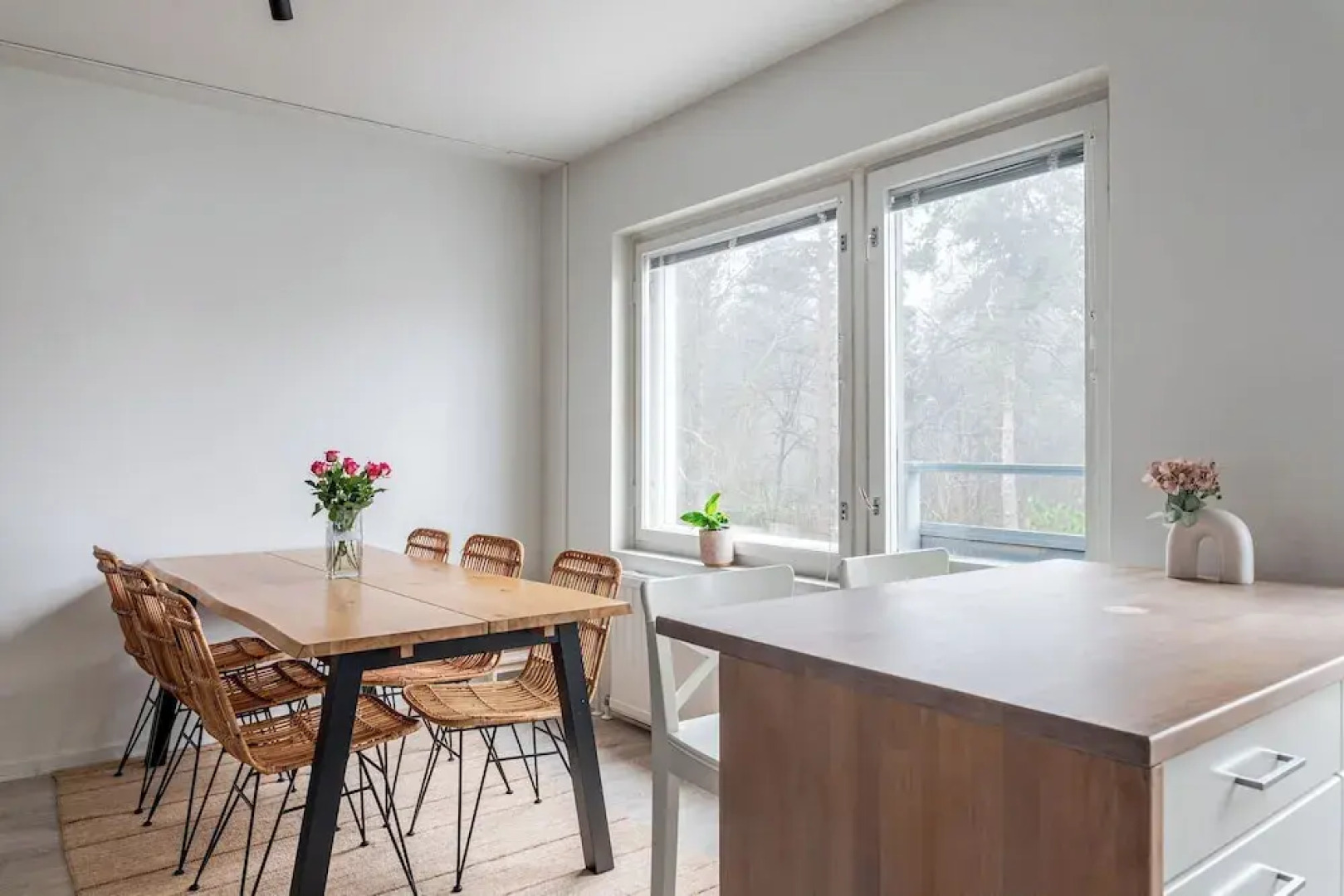 2BR Apt near Center with Free Parking