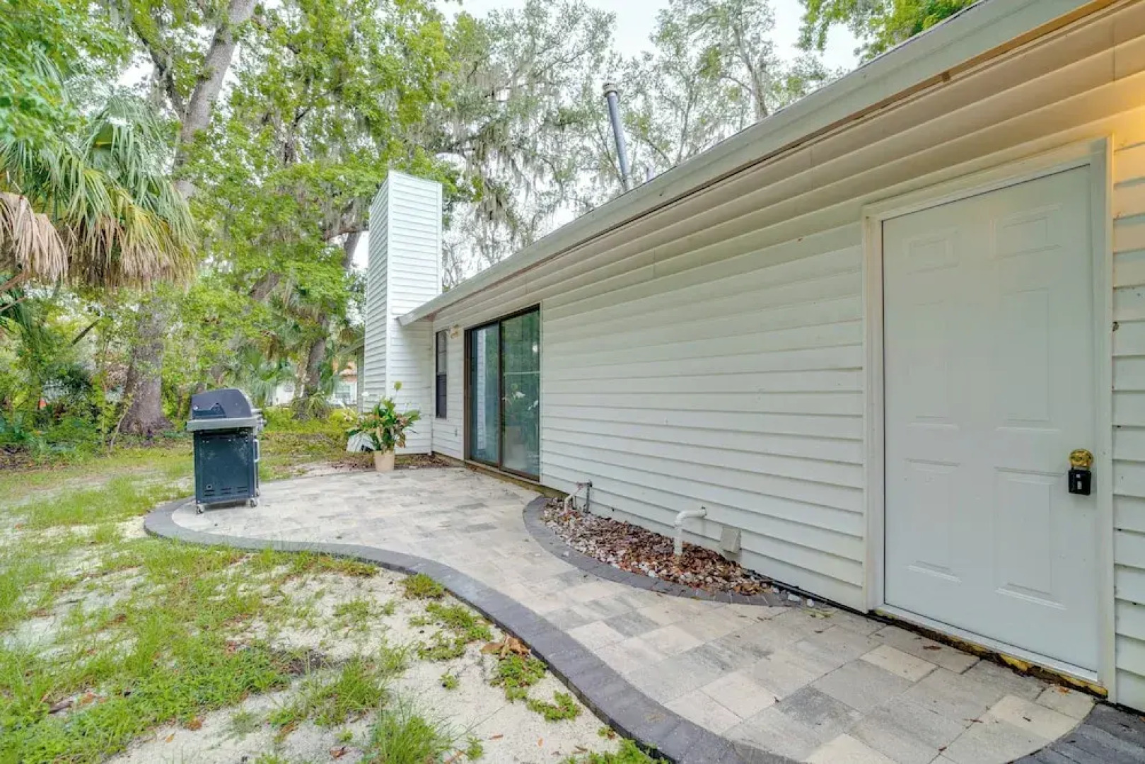 Swim, Hike & Kayak: Crystal River Retreat w/ Yard!