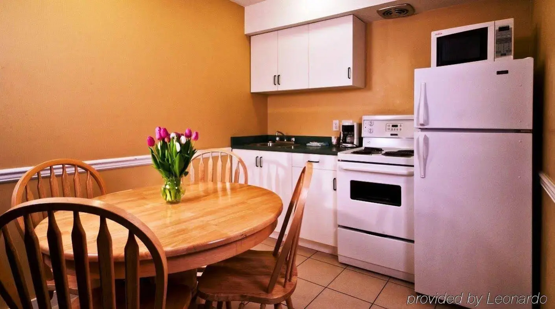 Econo Lodge Inn & Suites