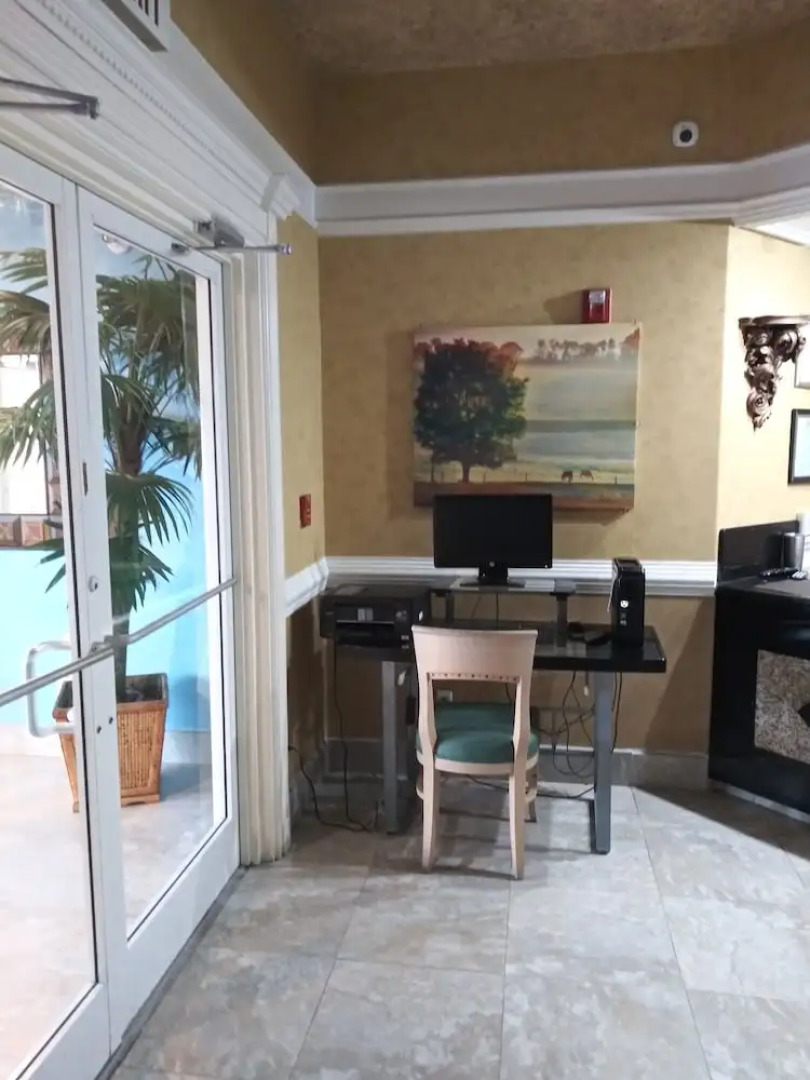 Deluxe 6 Inn & Suites