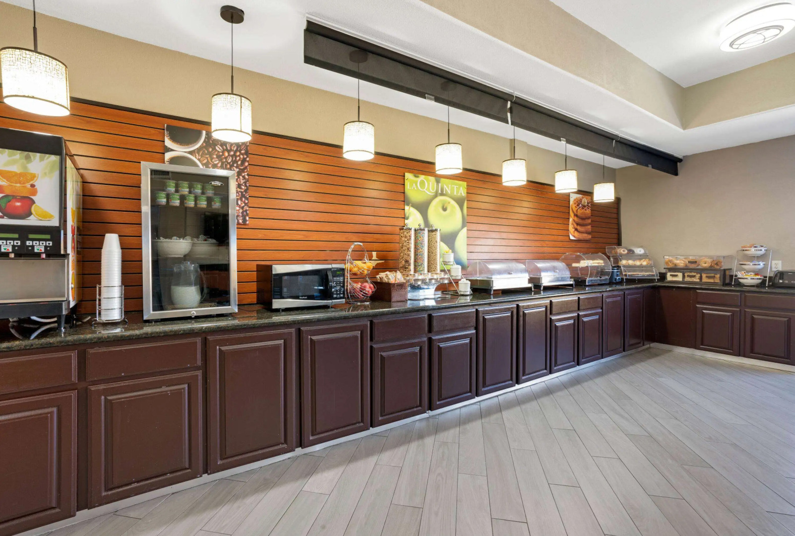La Quinta Inn & Suites by Wyndham Houston Bush Intl Airpt E