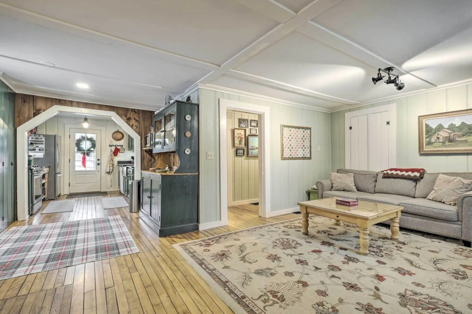 Charming Sutton Cottage: Walk to Lake & Farm!