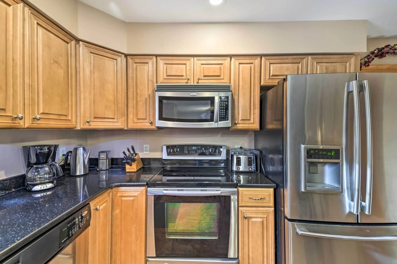 Hot Tub, Lake Access: Spacious Poconos Getaway!