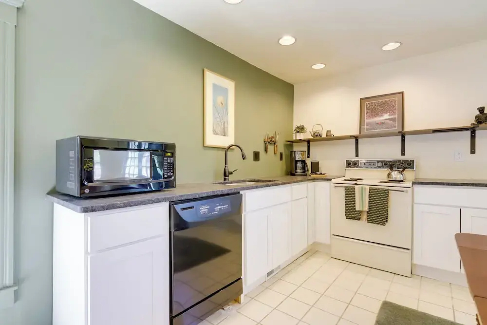 Beautiful & Historic Cottage, Steps to Elm Park