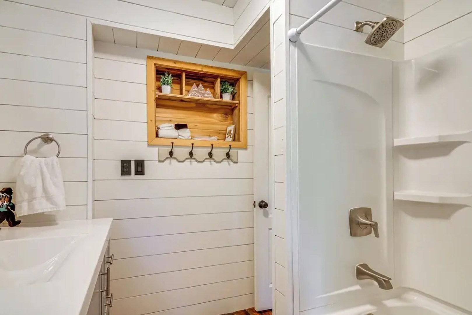 Inviting Utah Cabin w/ Spacious Deck + Fireplace!