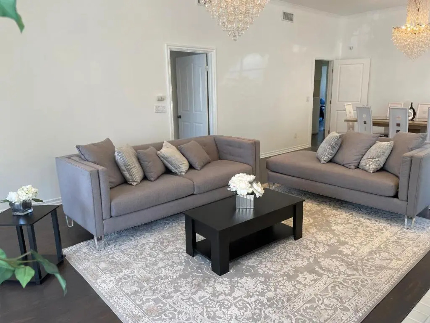 Contemporary 5 bed- 4 bath Beverly Hills Home