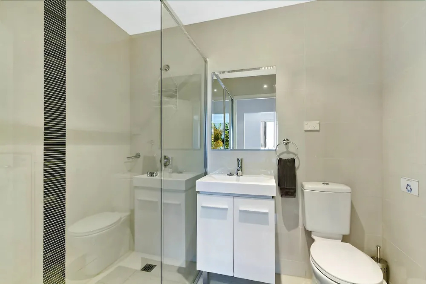 Lakeside Waterfront Apartment 18