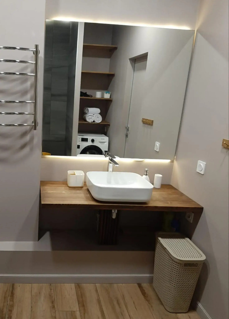 Абри Люкс на Революции, 24