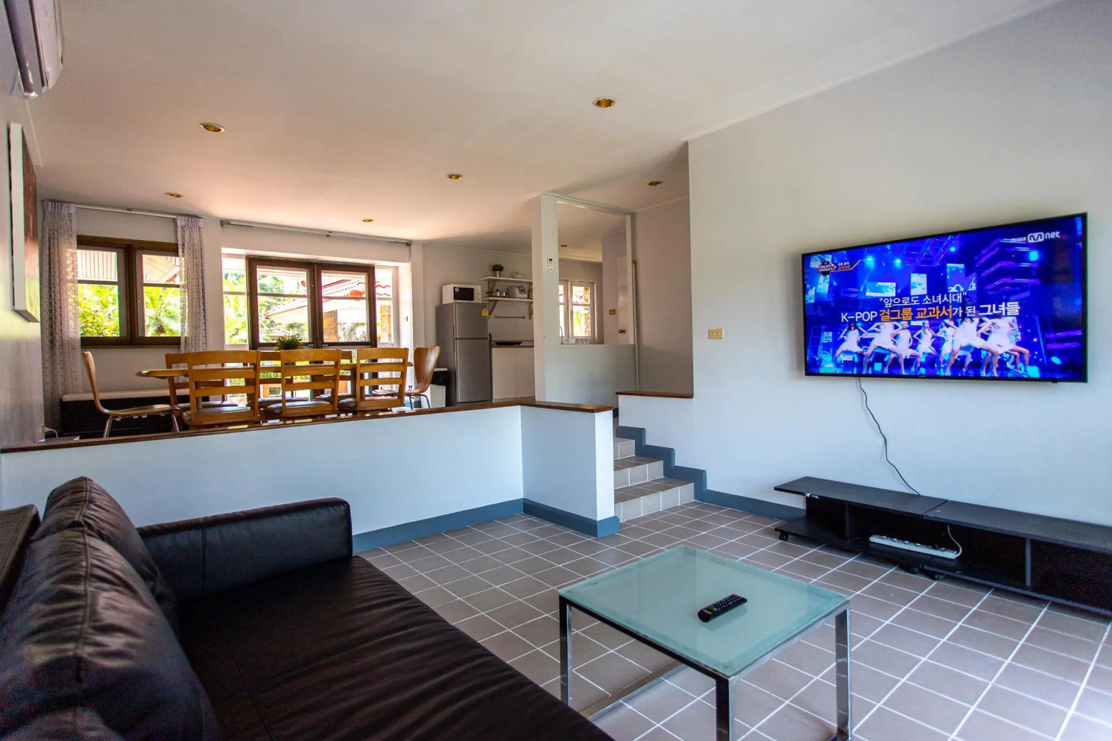 F4 Beach house Kitchen BBQ 3 bedrooms Large yard