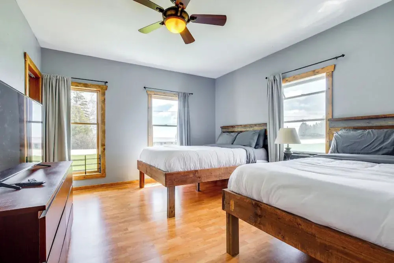 Algoma Retreat: Near Beach, Game Room, Yard