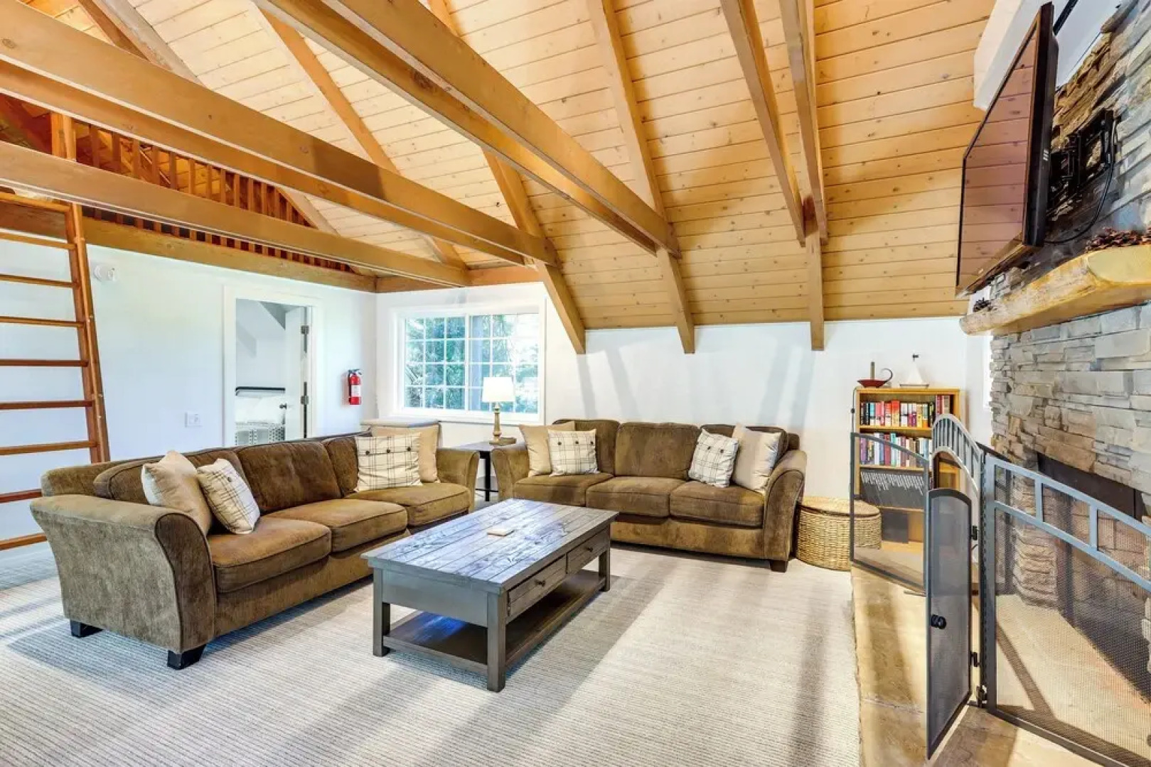 Stunning Getaway in Lake Arrowhead!