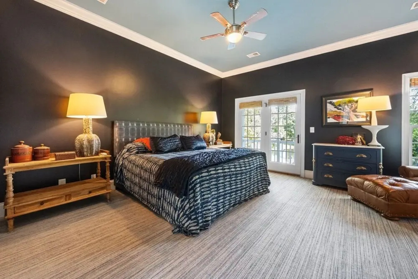 4 bedroom, 4.5 bath overlooking the pond, private pool! The White House 4 Home