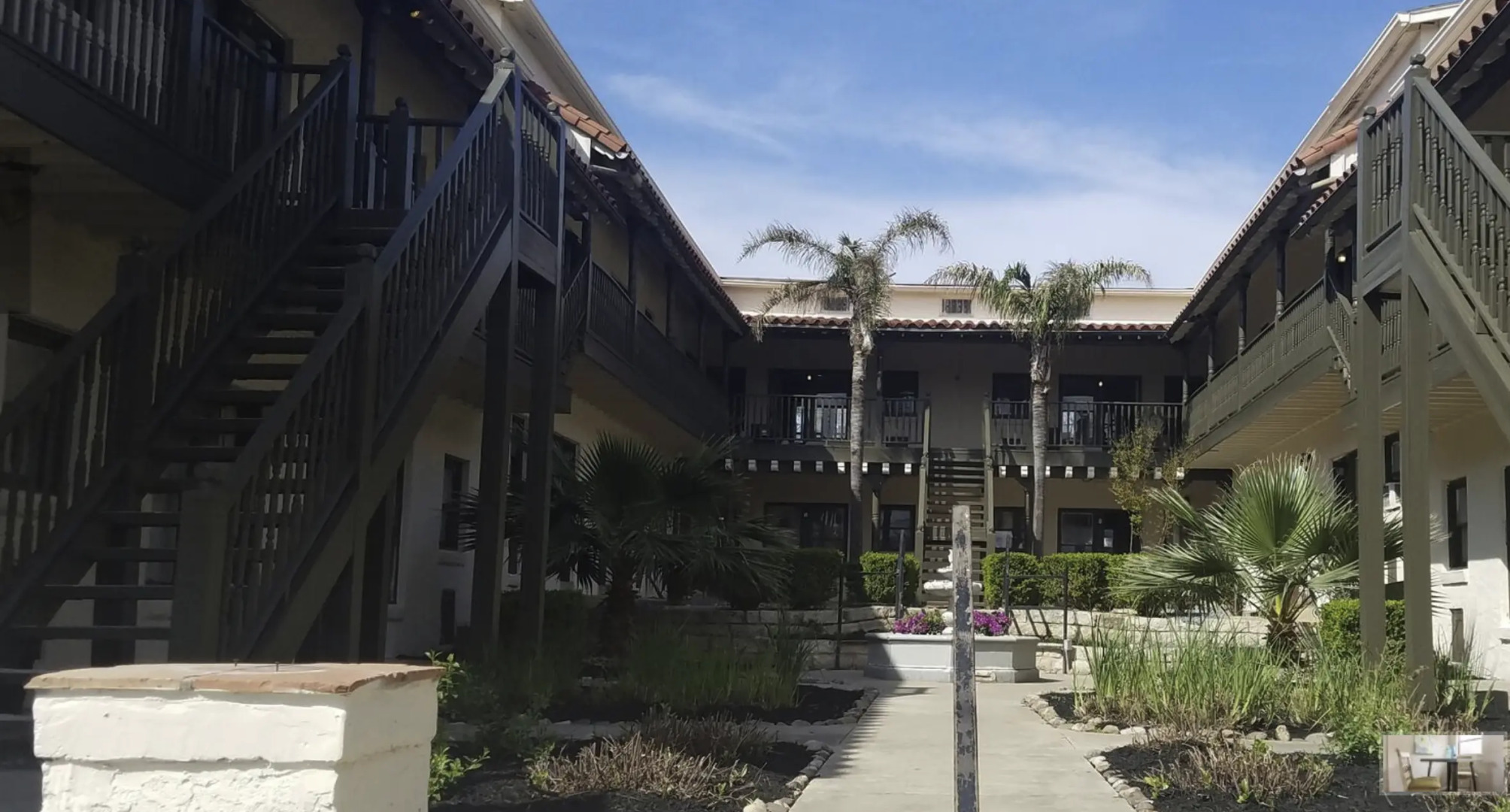 Studio Apt For A Long Term Stay With Parking Included!