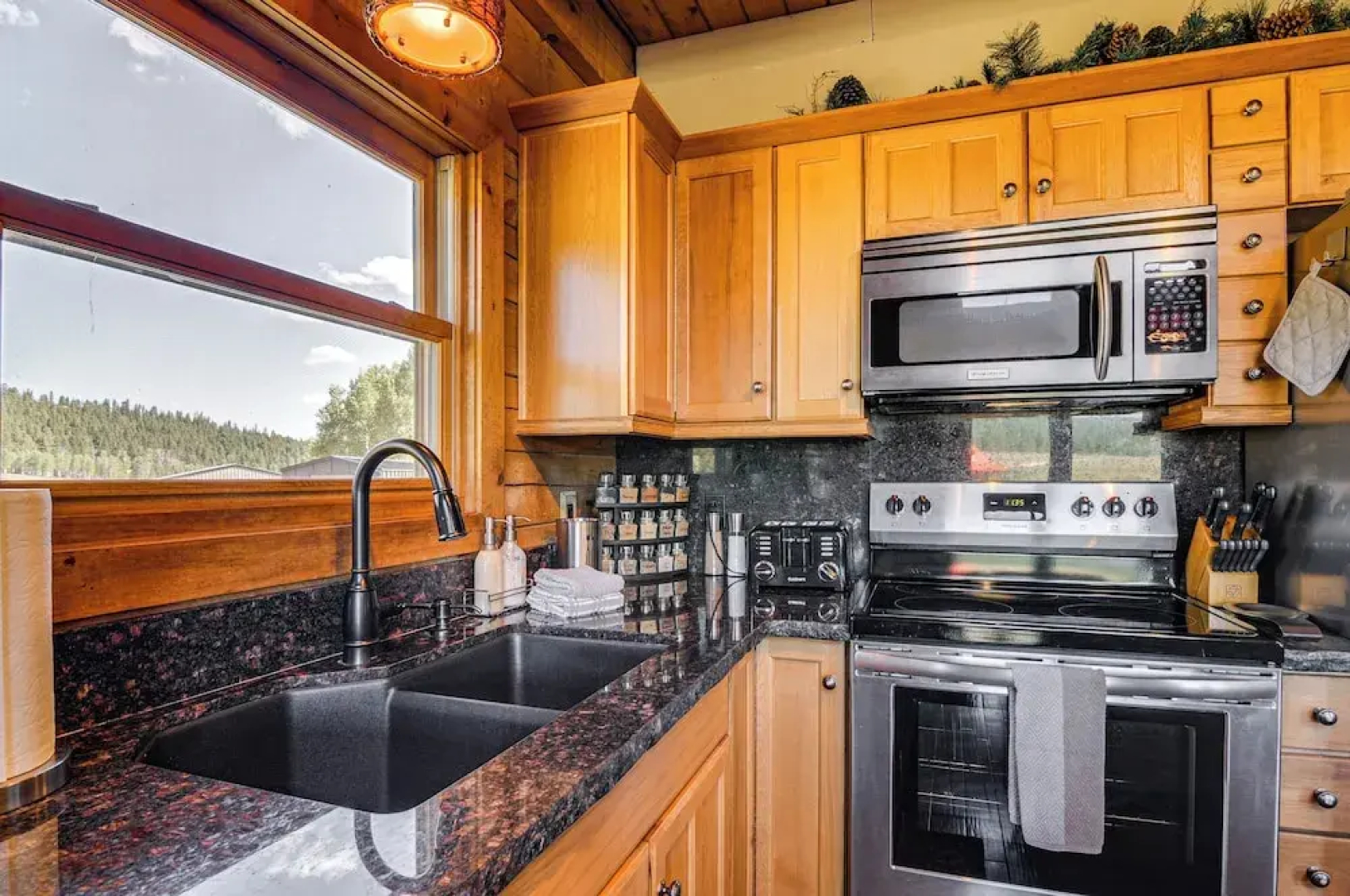 Cozy Family Cabin: Game Room, Near National Parks!