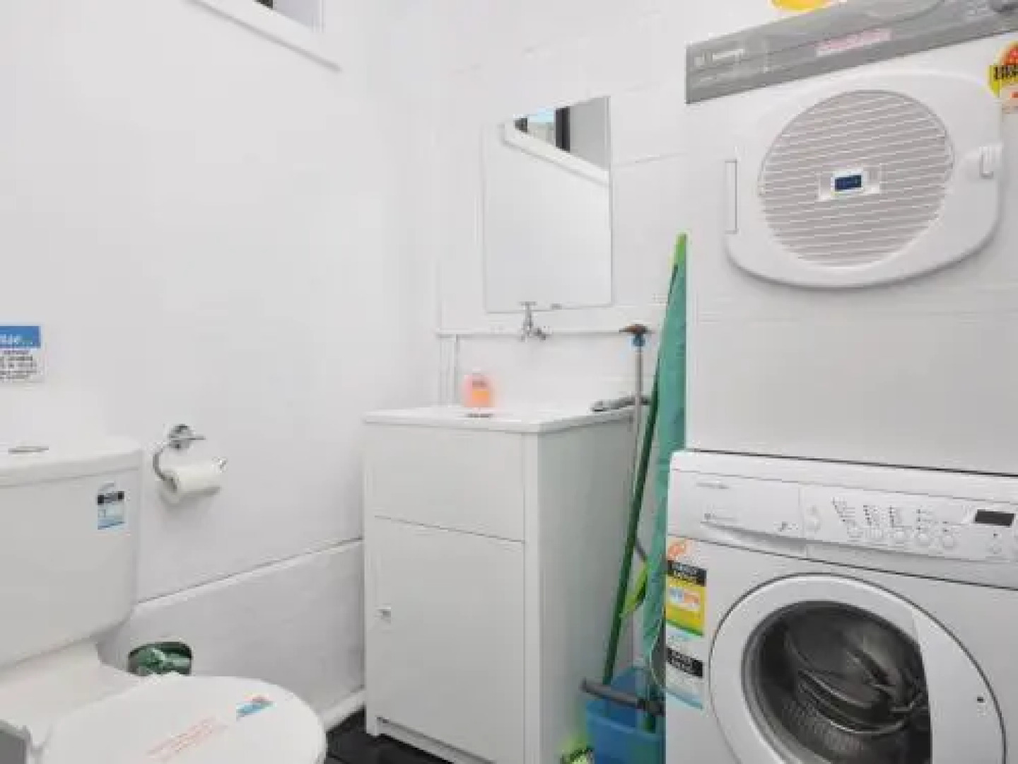 The Studio on the Lake @ Fishing Point, Lake Macquarie - honestly put the line in and catch fish