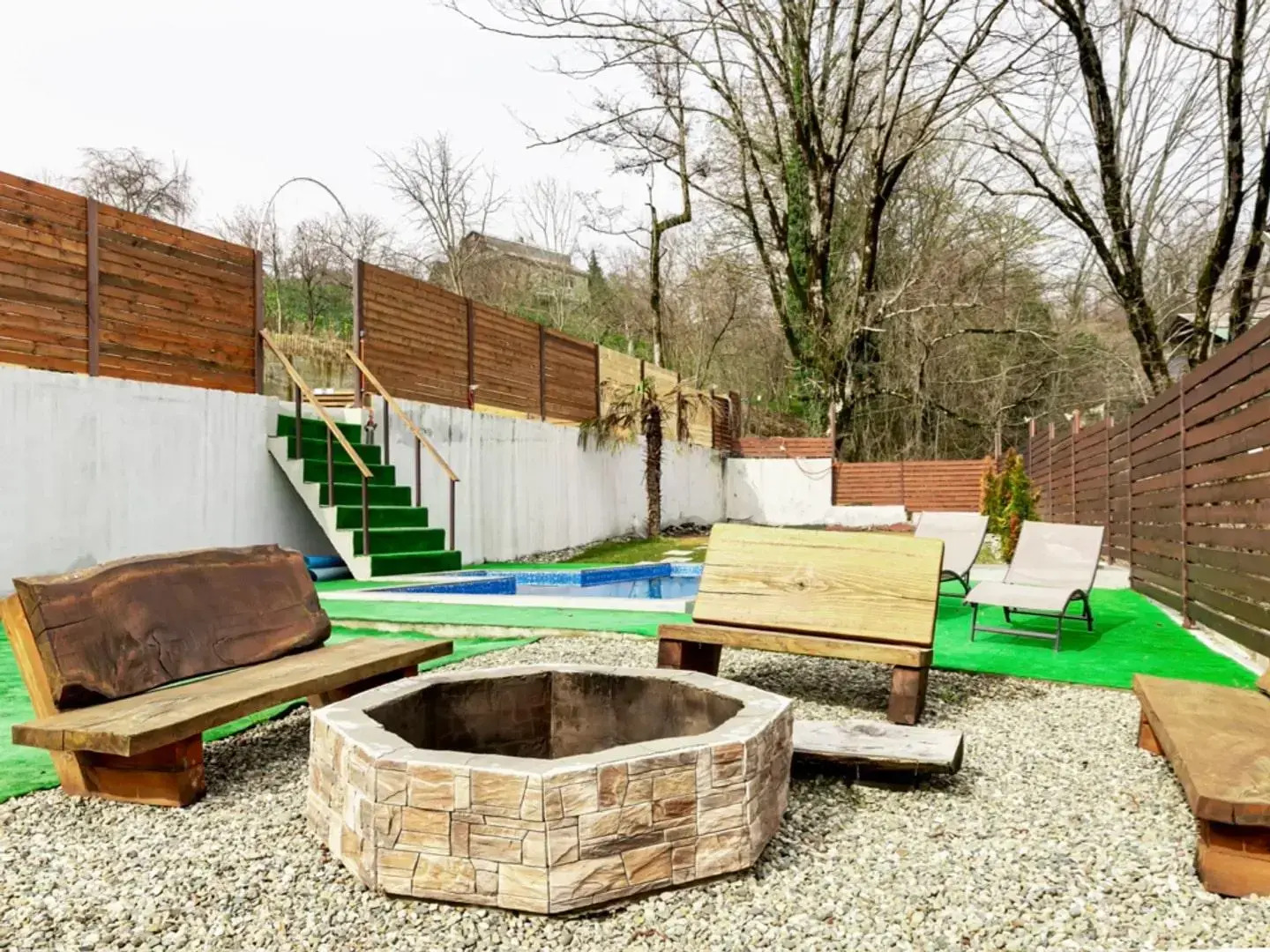 Стильный дом с теплым бассейном и сауной