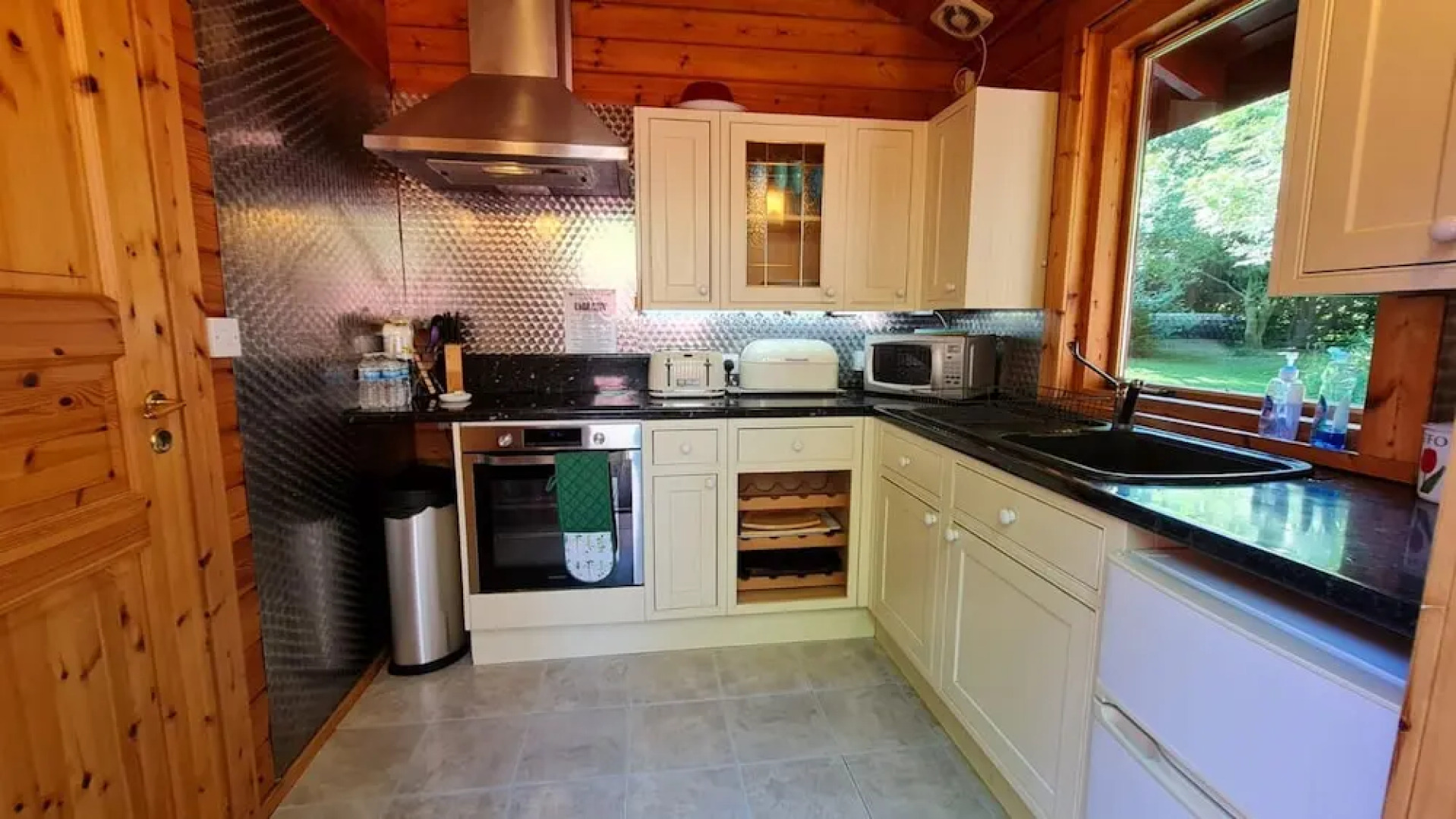3-bed Lodge - Sleeps 7 - Hot Tub - Pet Friendly