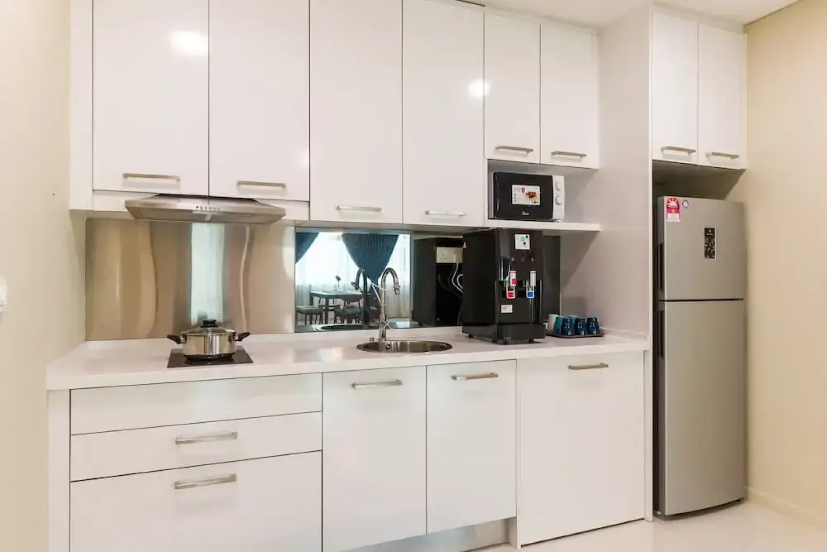 Bright 3 Queen Bed Condo Walk to KL Tower