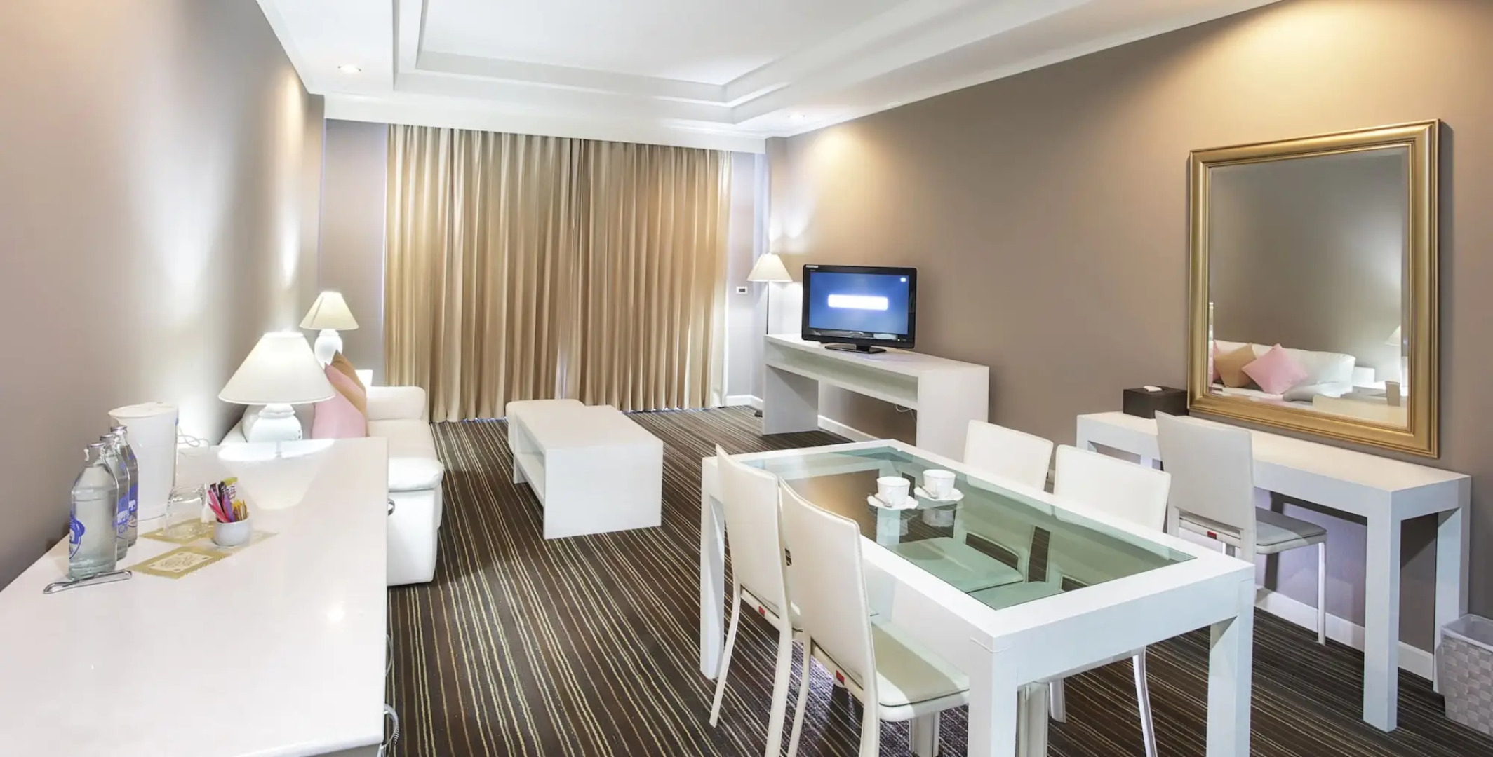 La Vie En Rose Hotel