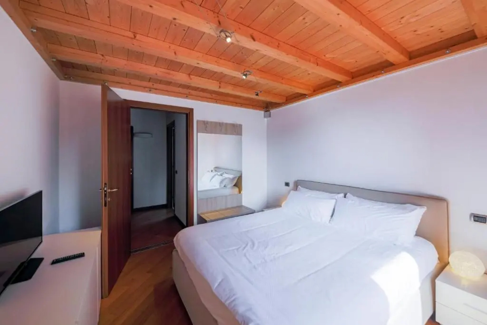 La Villa Suites - by MyHomeInComo