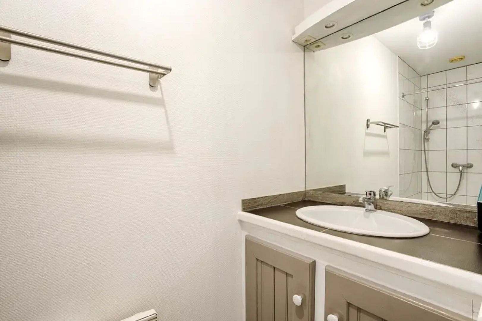 F2 Appart Rénové au Calme Proche Gare et Commerces