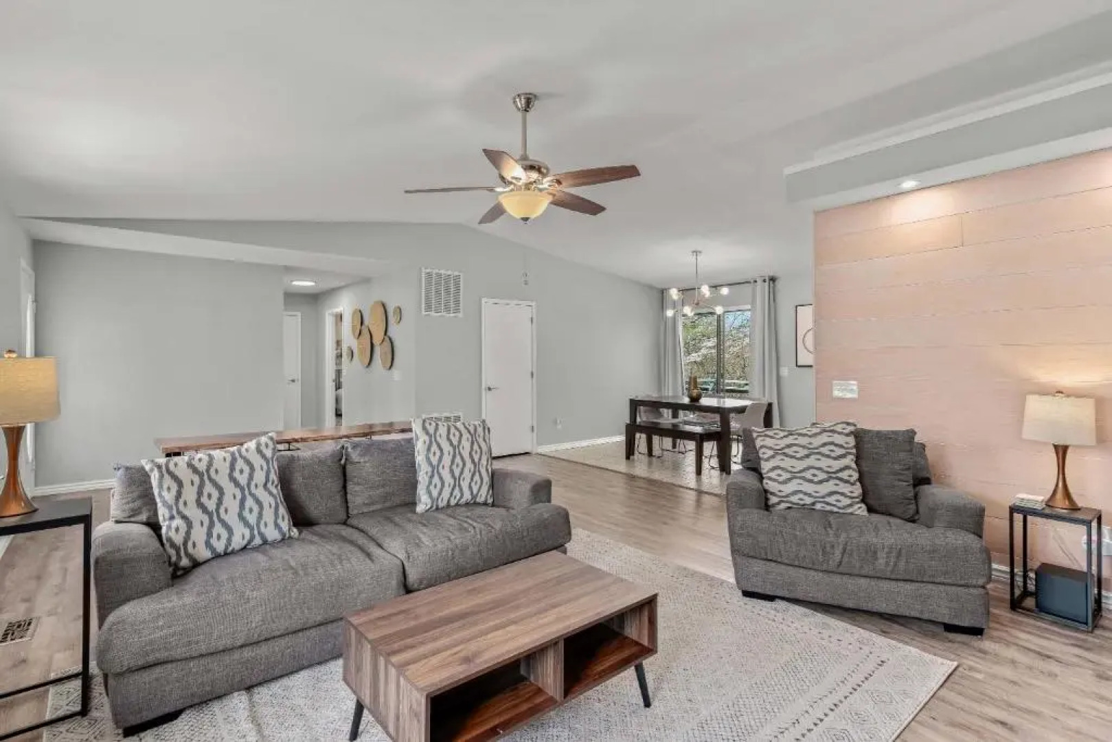 Charming Getaway near Tweety Bird Trail Backyard