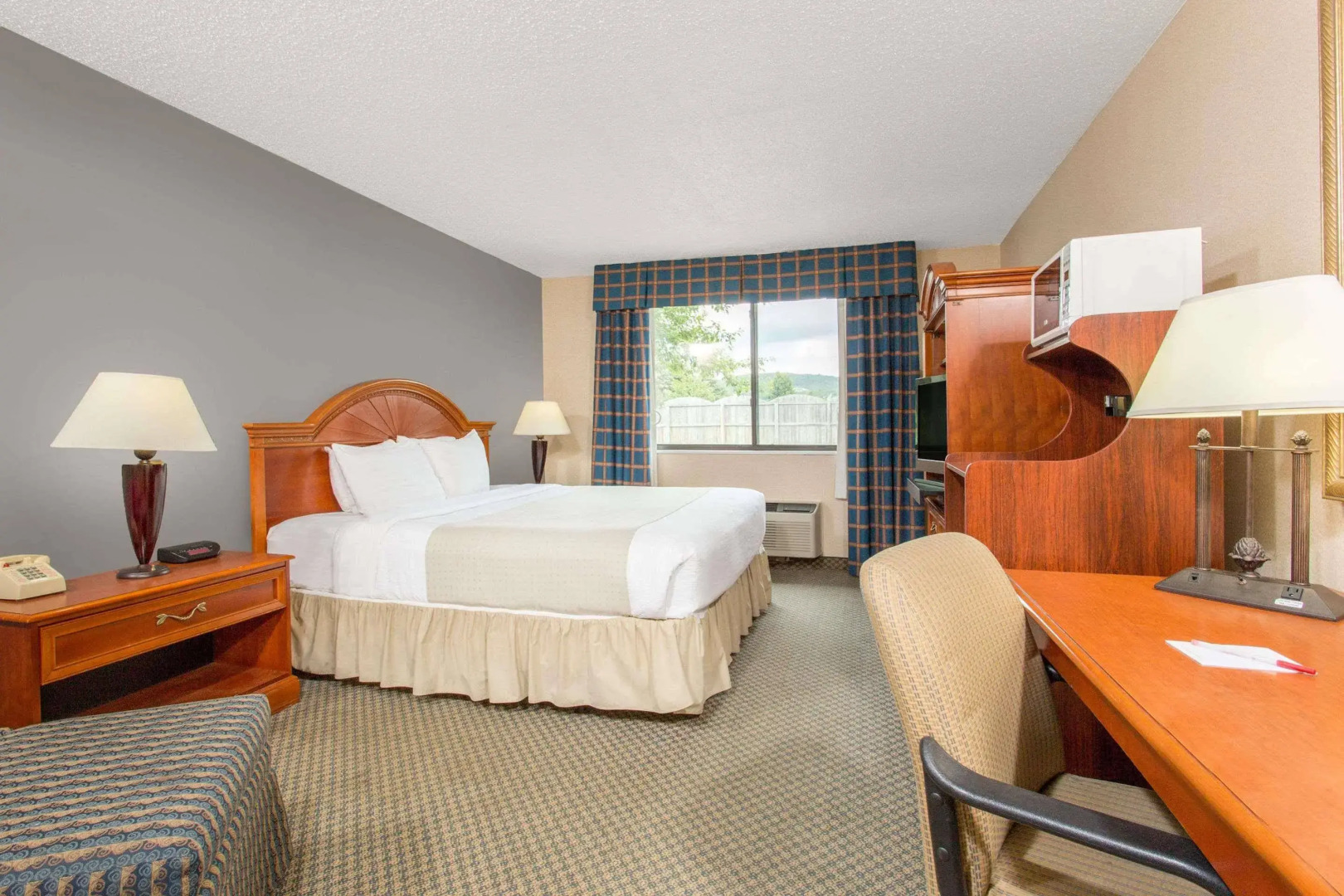 HomeTowne Studios by Red Roof Painted Post