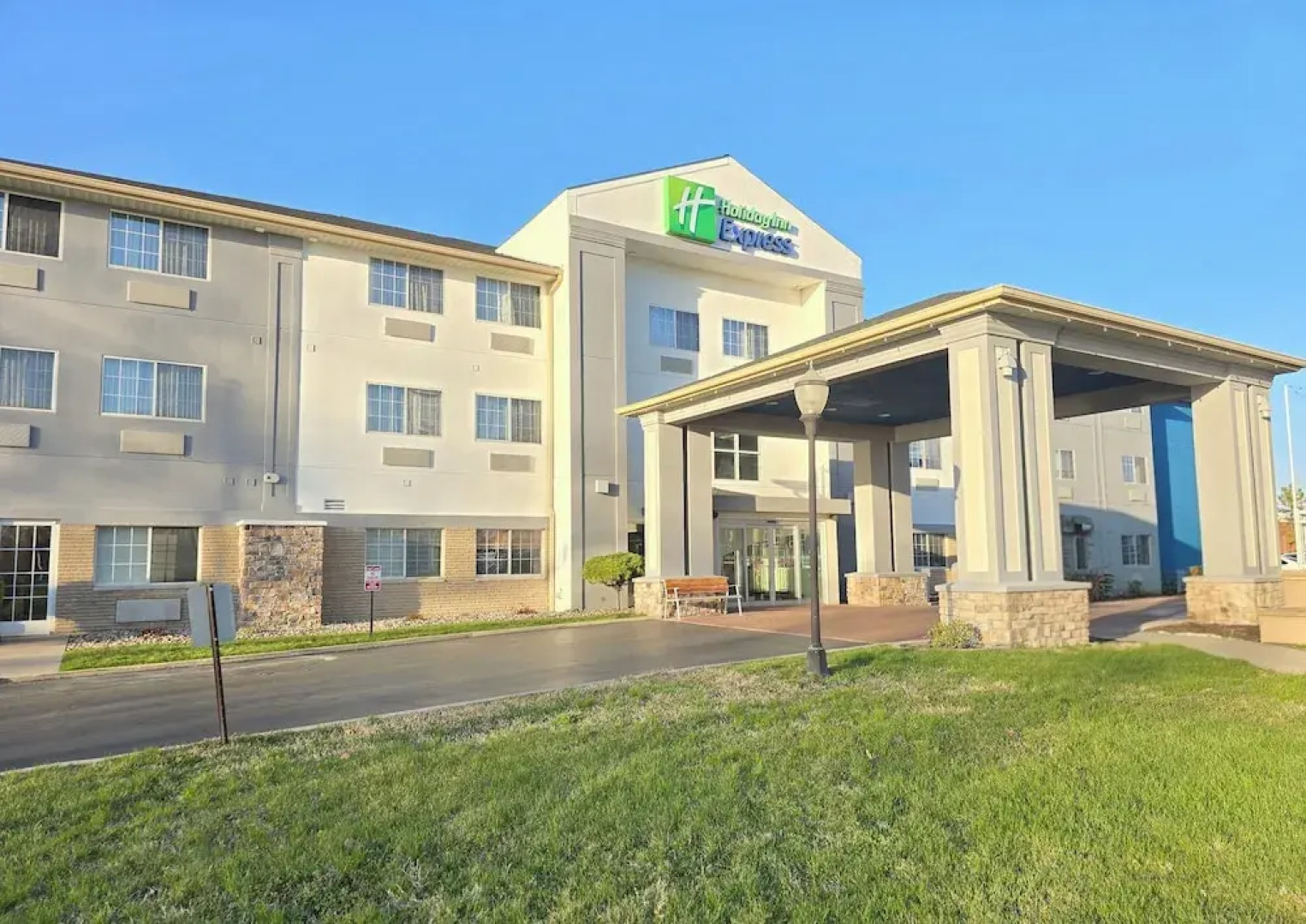 Holiday Inn Express Suites St. Joseph Lakefront