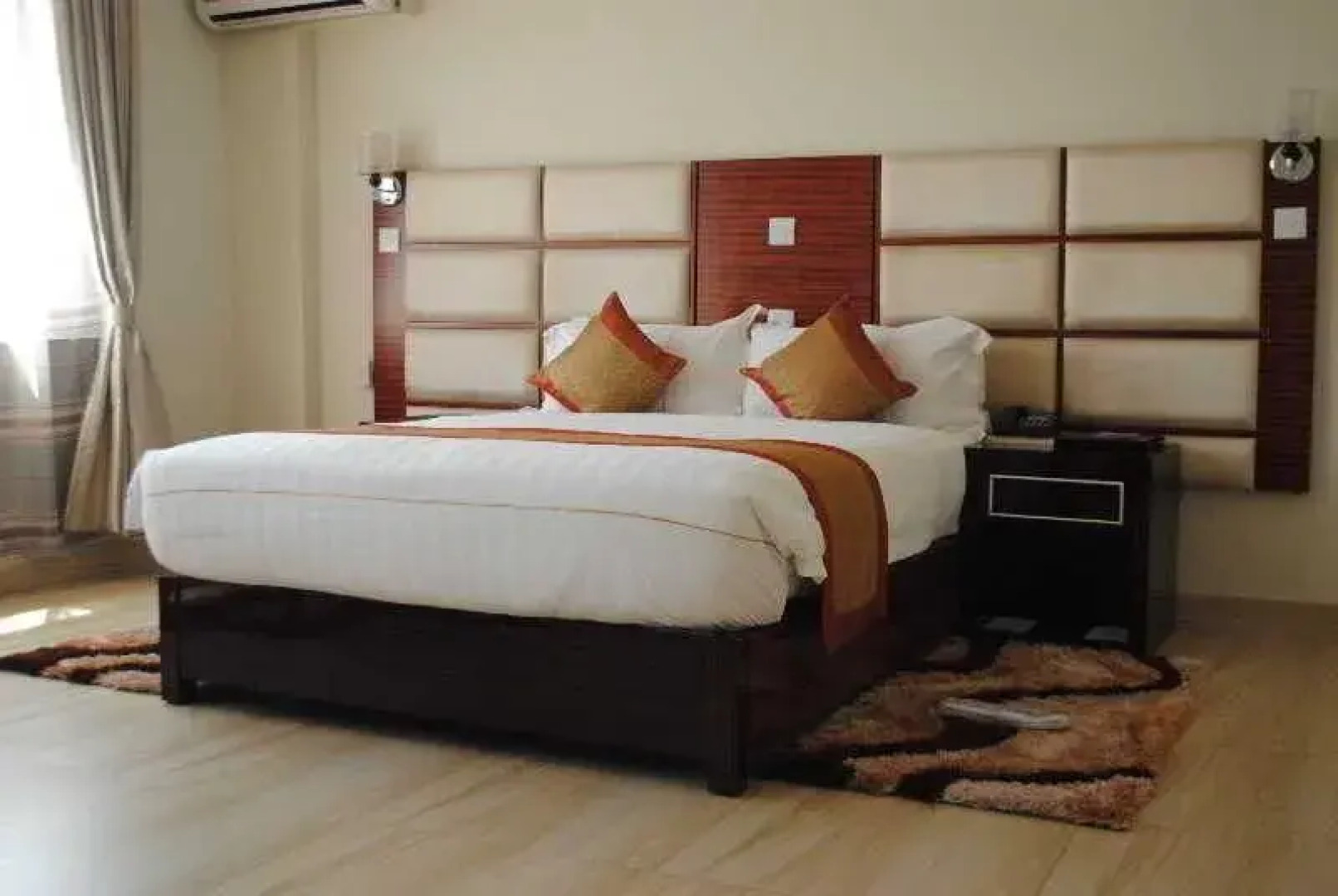 Tiffany Diamond Hotel Indira Gandhi Street