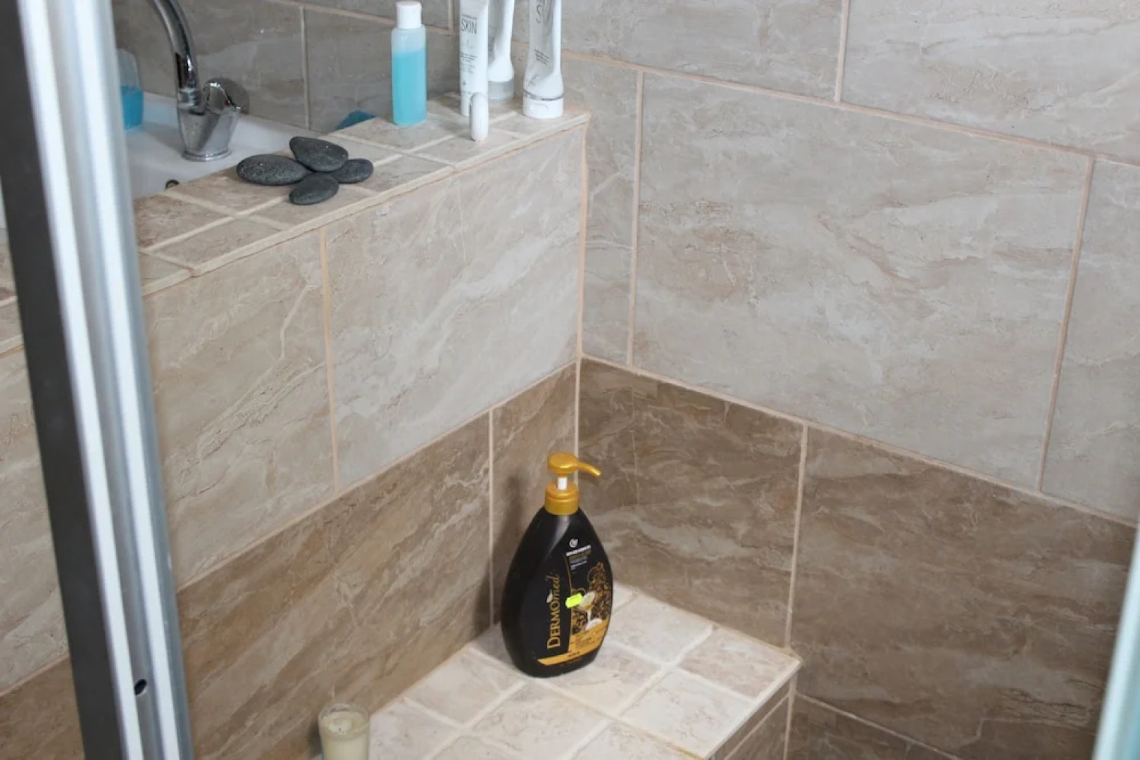 Costas Hostel Action