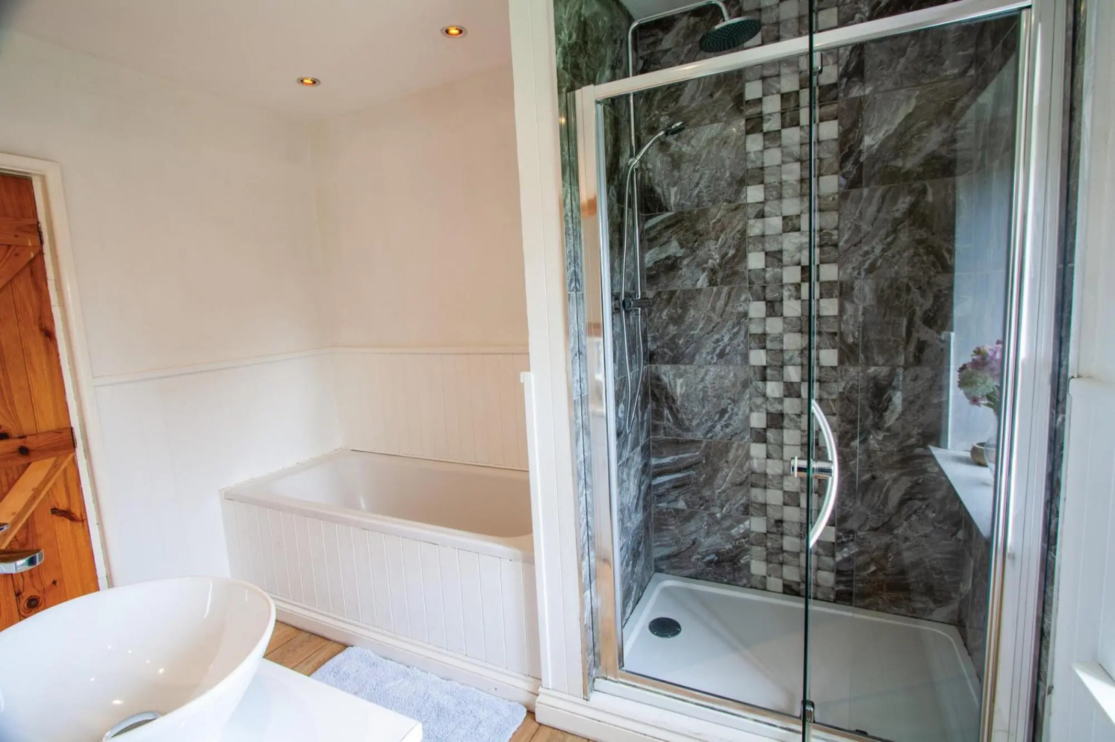 The Lake House Retreat - 7 Bedroom Holiday Home - Sleeps 20 - Southgate