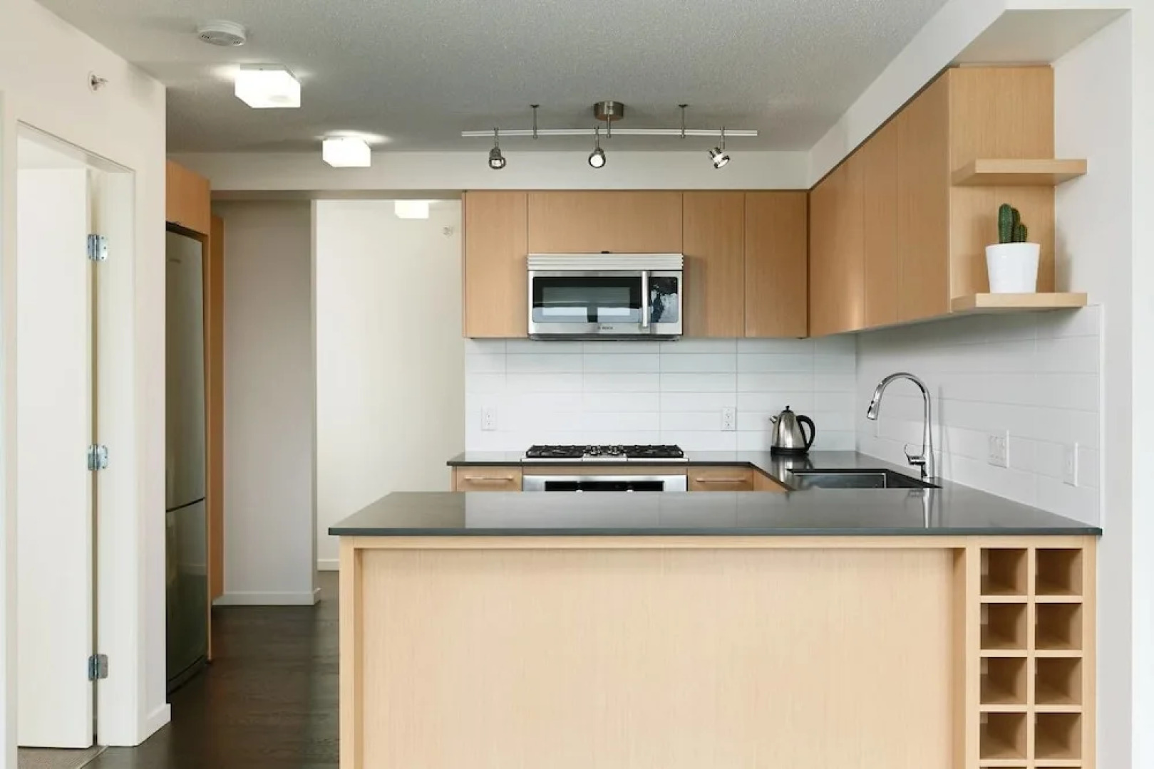 Convenient 2bdr 2BA Richmond Centre Condominium