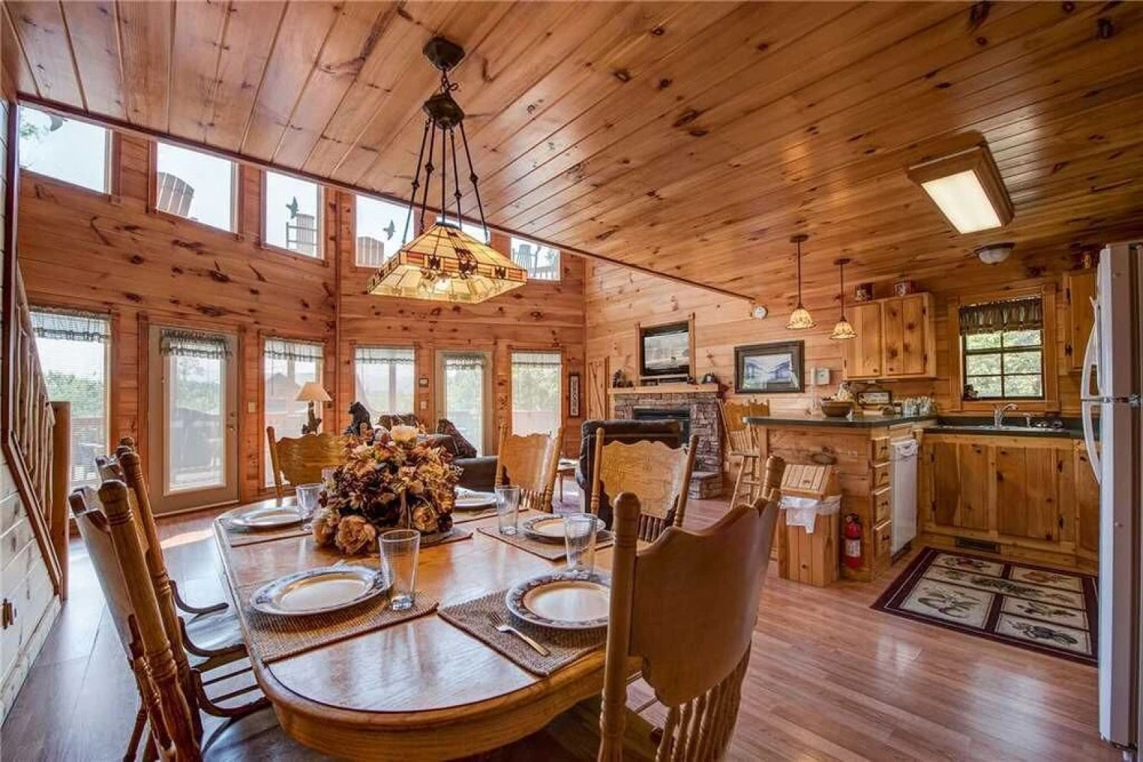 R Bearadise 2 Bedroom Home with Hot Tub