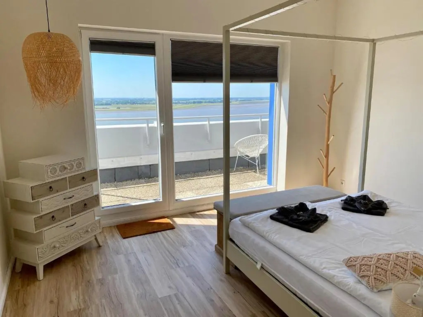 COAST HOUSE Sky Suite