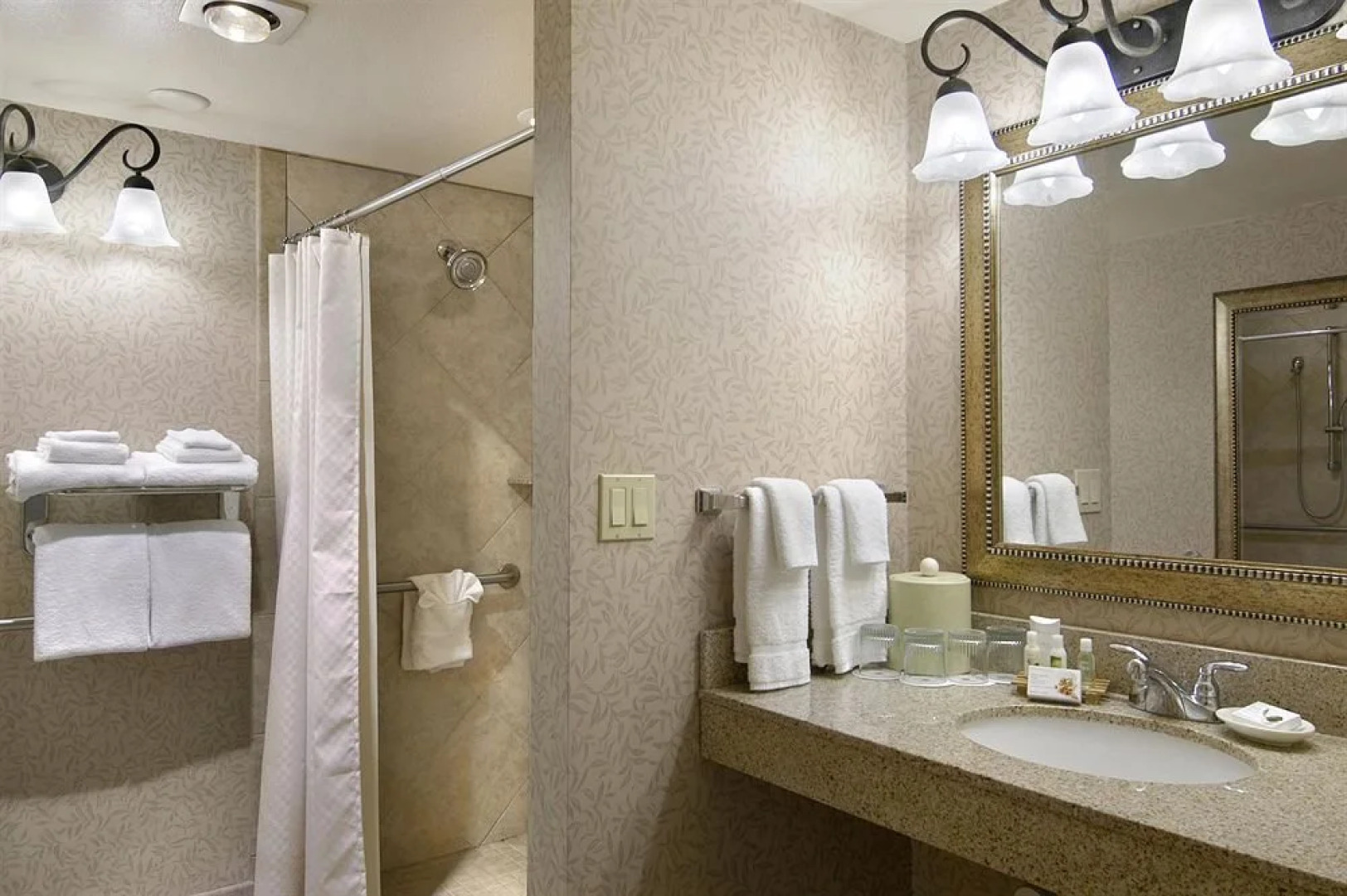 Red Lion Hotel Vancouver at the Quay