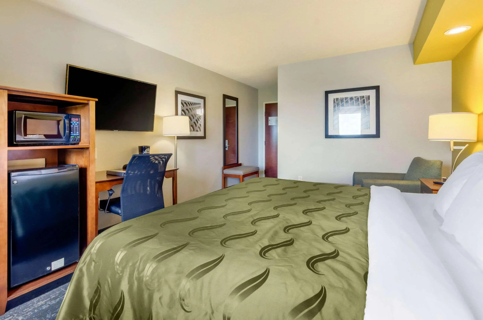 Clarion Pointe Staunton East