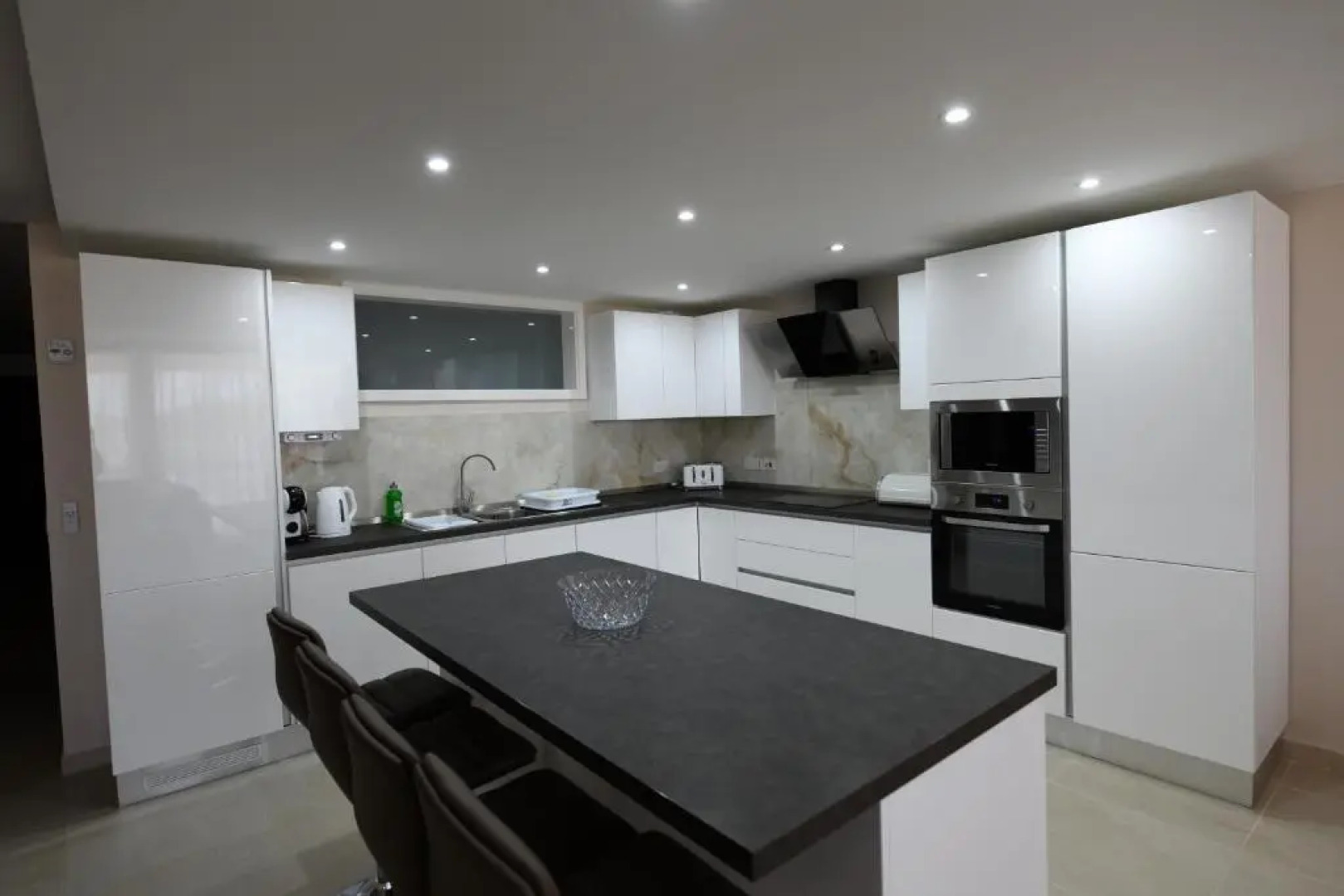 Wileg 4B Luxury Two Bedroom Apartment with Shared Swimming Pool.