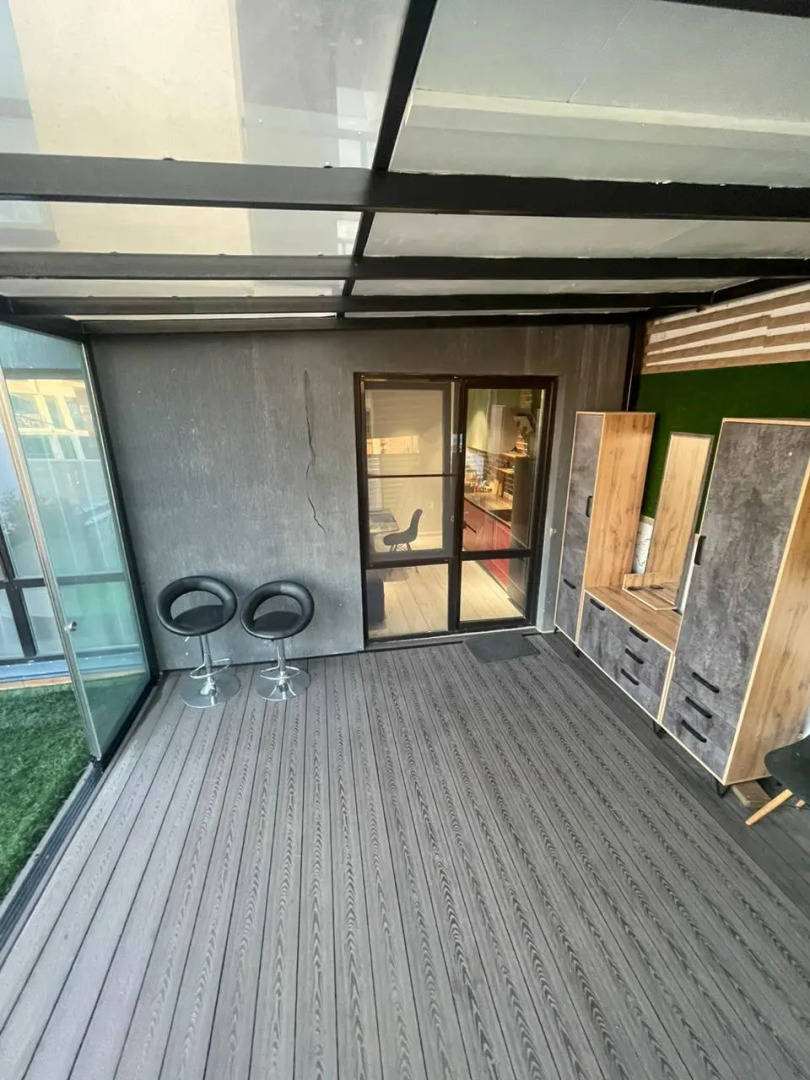 Марсель с бассейном