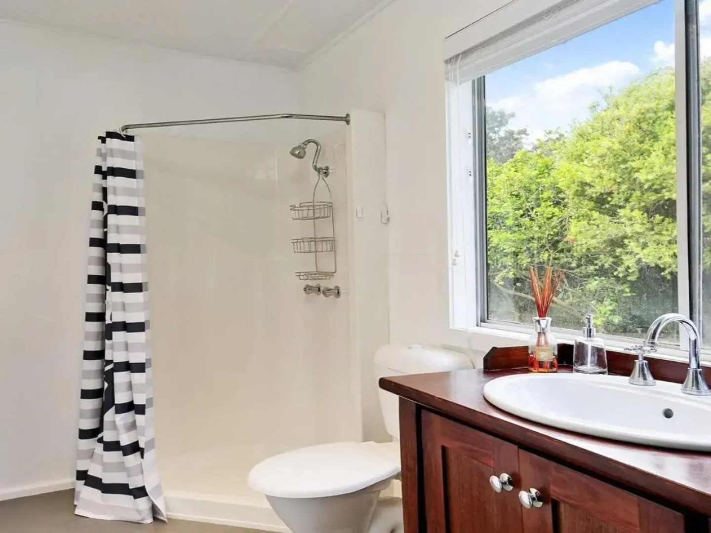 Gone Fishing! - air conditioned, crisp and clean