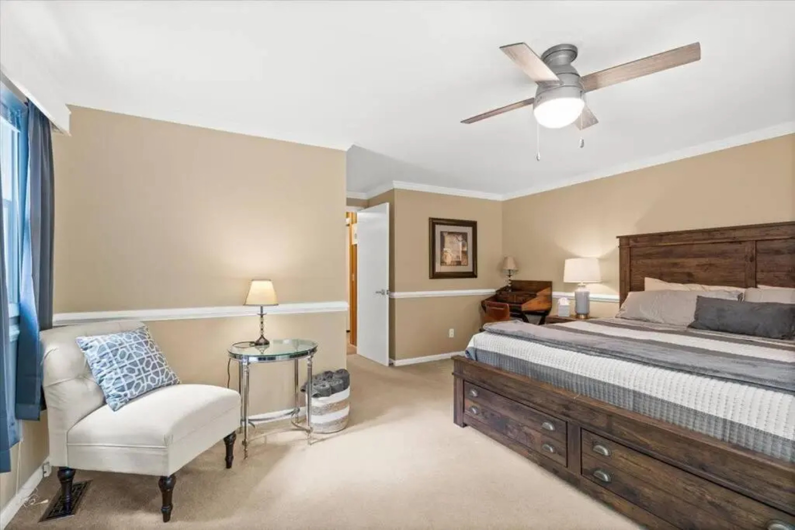 The Gingerbread House: 4 BR chalet, w/ Sunroom/Deck, sleeps 12, modern amenities