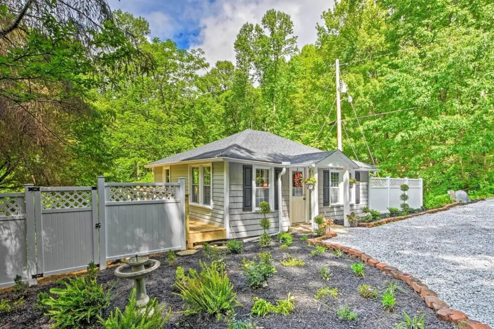 Renovated Highlands Cottage 3 Miles to Downtown!