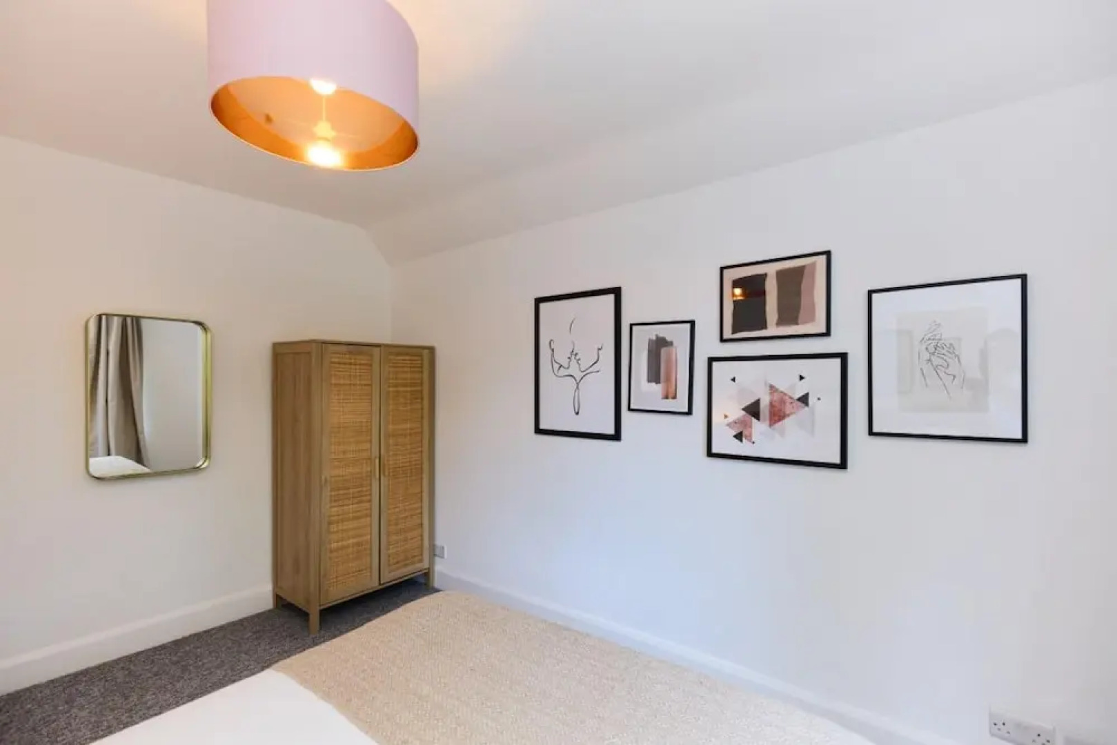 The West Byfleet Place - Modern 3bdr Flat With Garden
