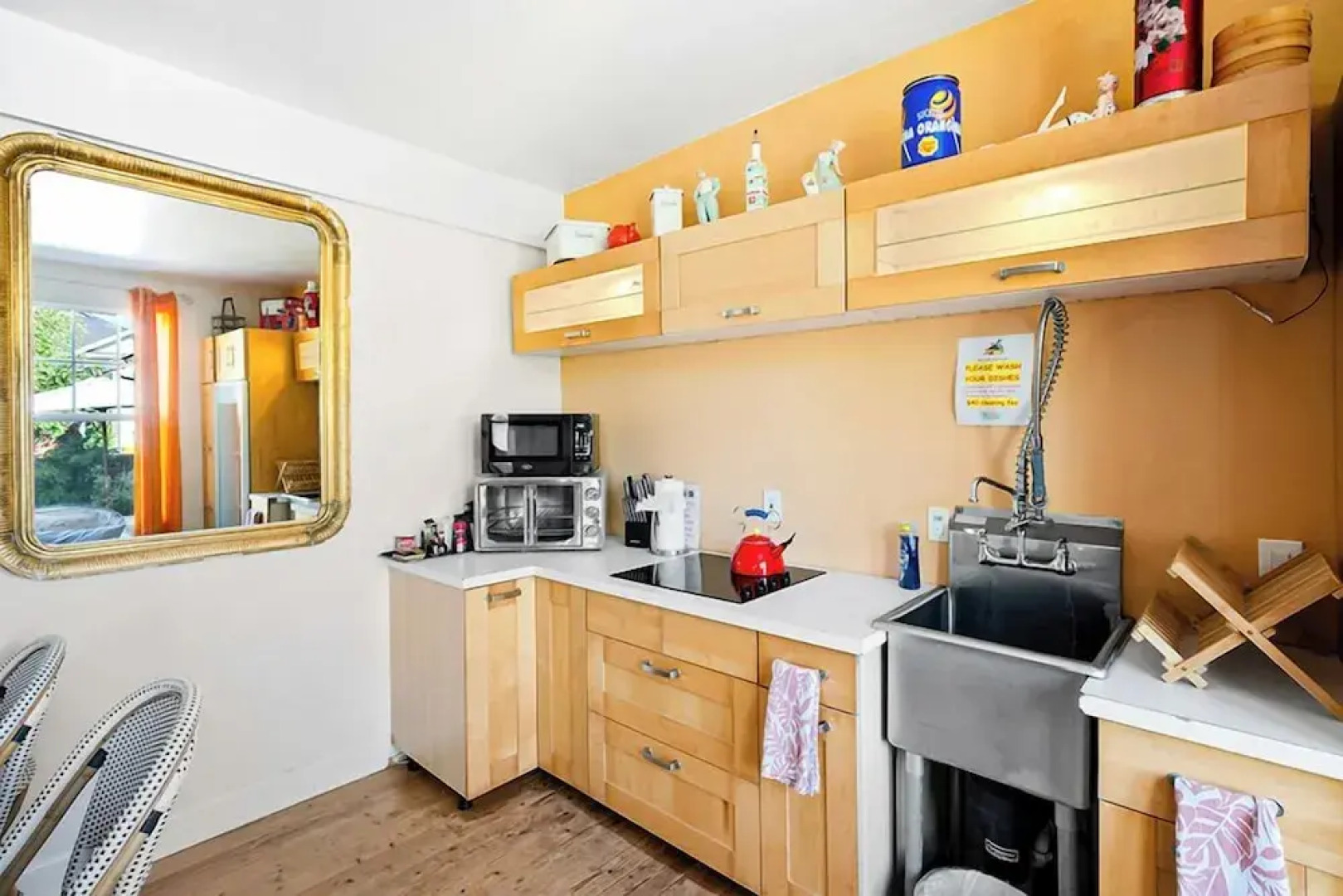 Metro Hotel and Cafe