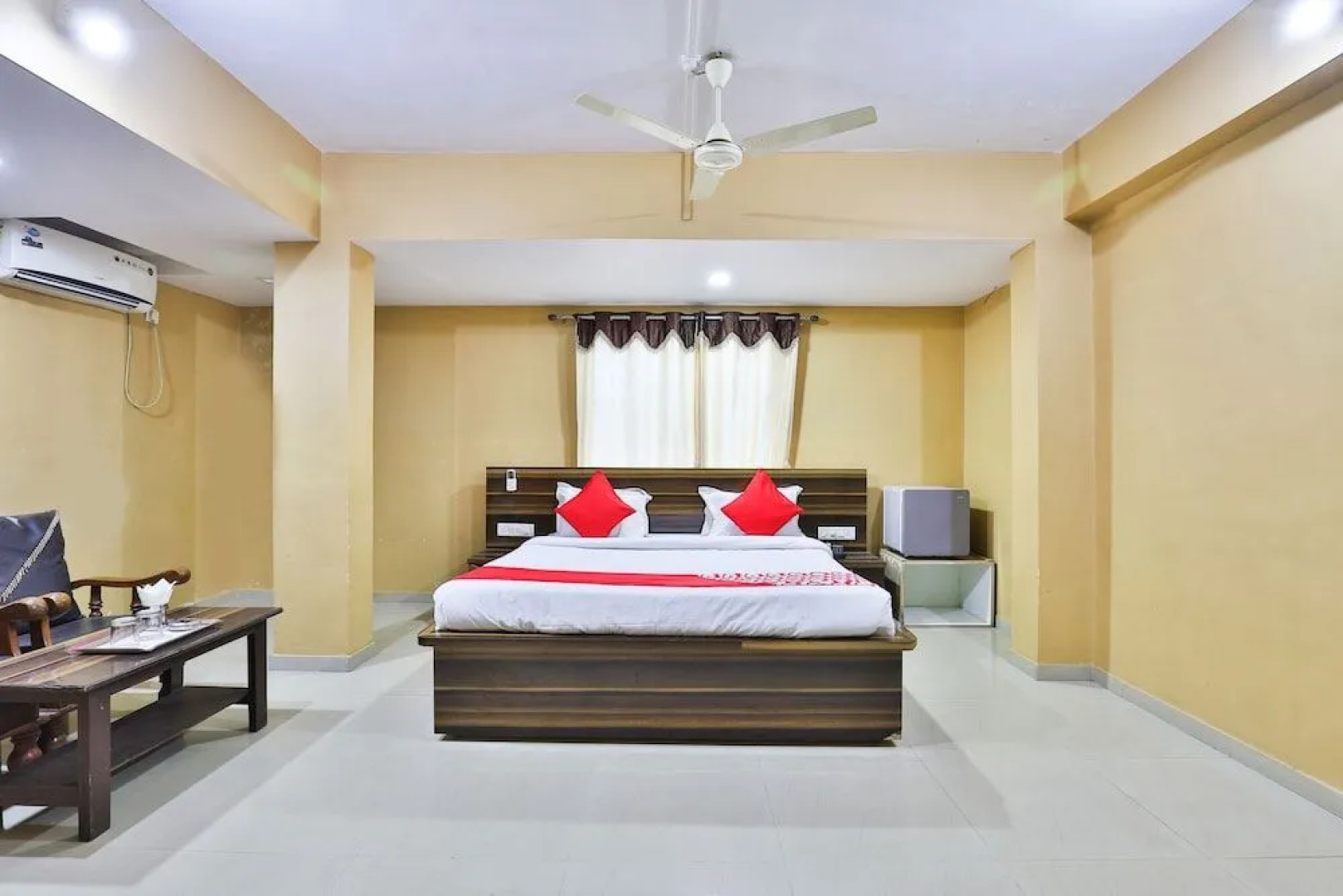 OYO 24833 Hotel Silver