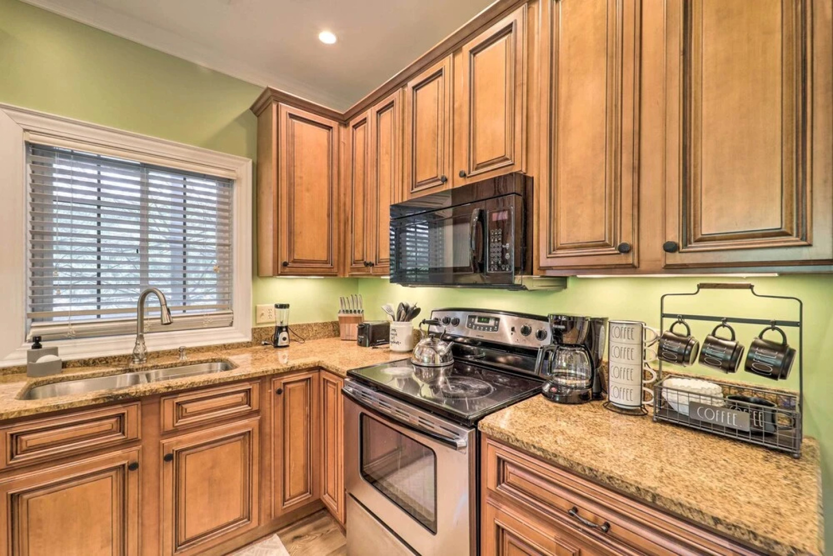 Chic Dtwn Townhouse w/ Hot Tub & Mtn Views!