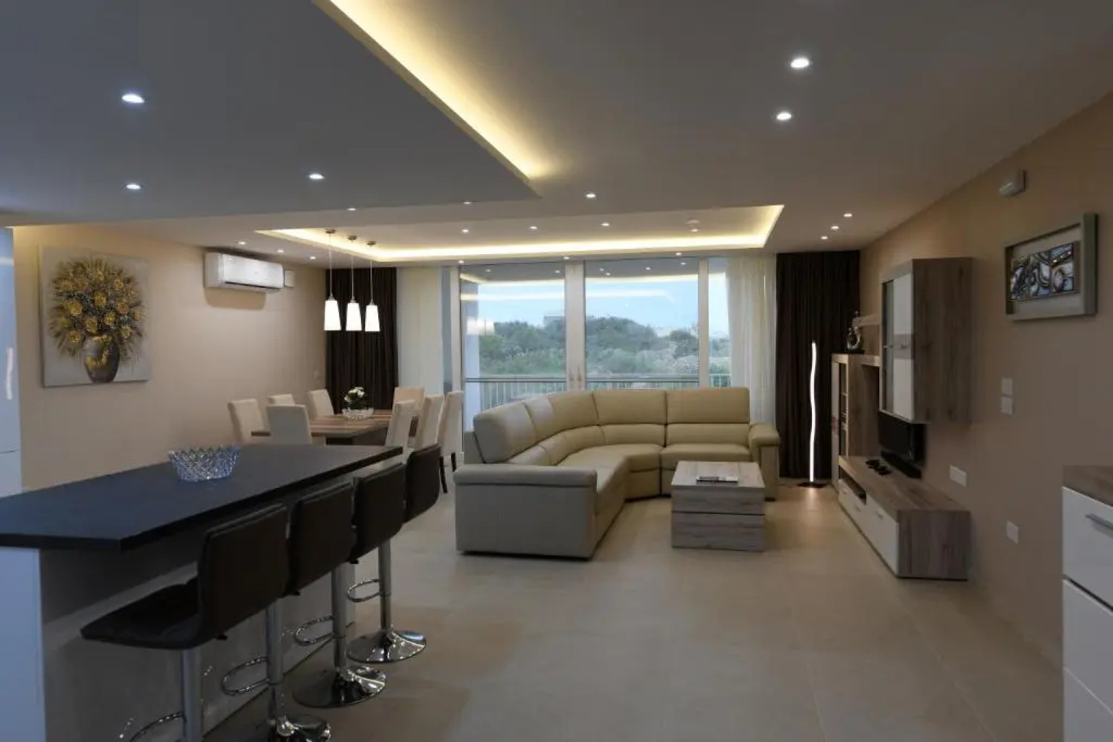 Wileg 4B Luxury Two Bedroom Apartment with Shared Swimming Pool.