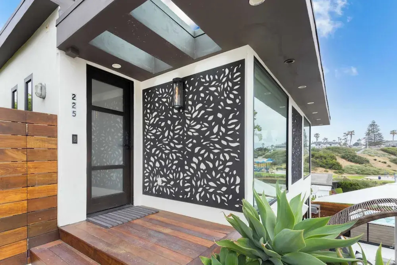 Steps to Beach+shops, Oceanview, Hot Tub+firepit Moonlight Modern by Avantstay