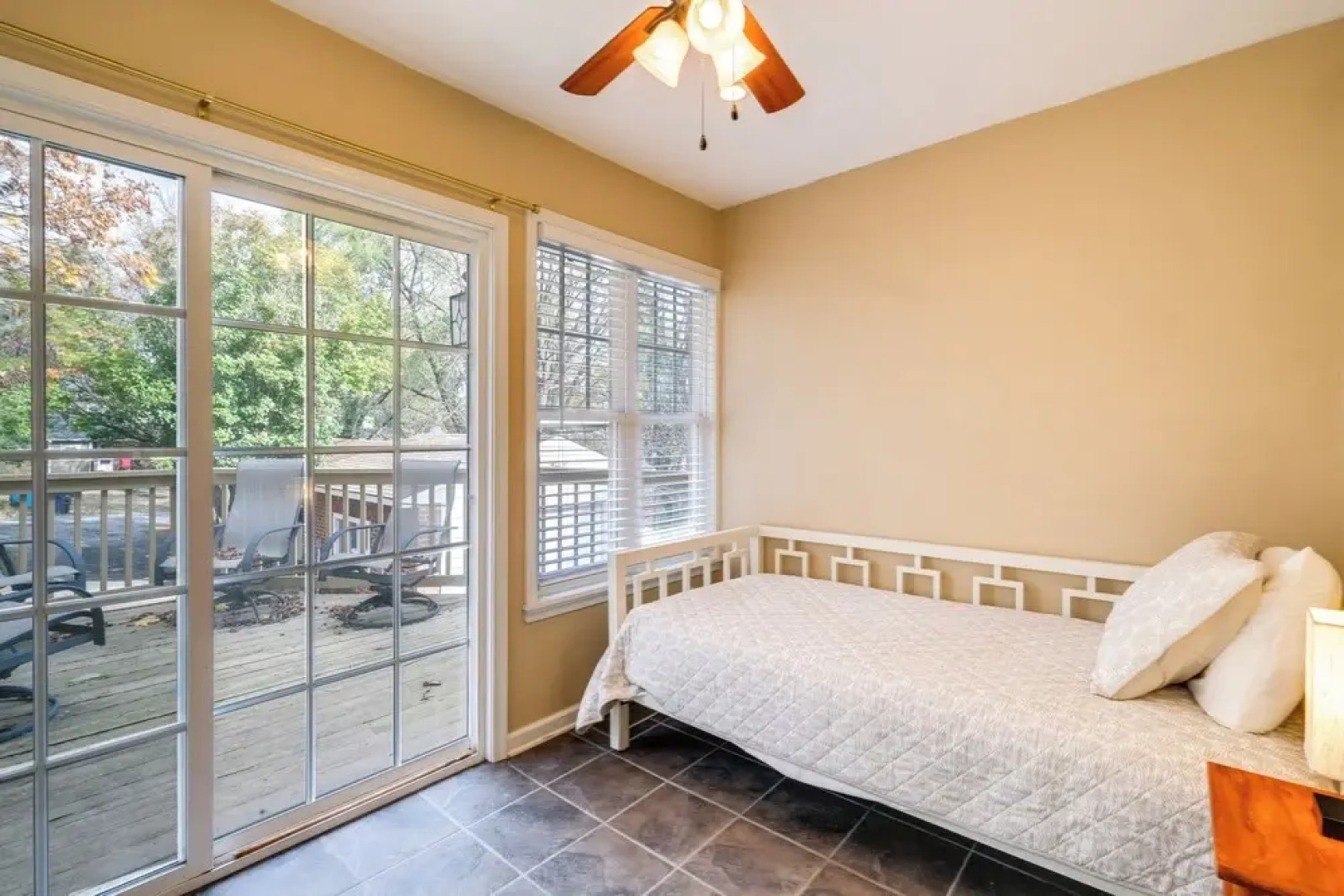 Walk to The Grandin Theatre: Roanoke Unit w/ Yard!