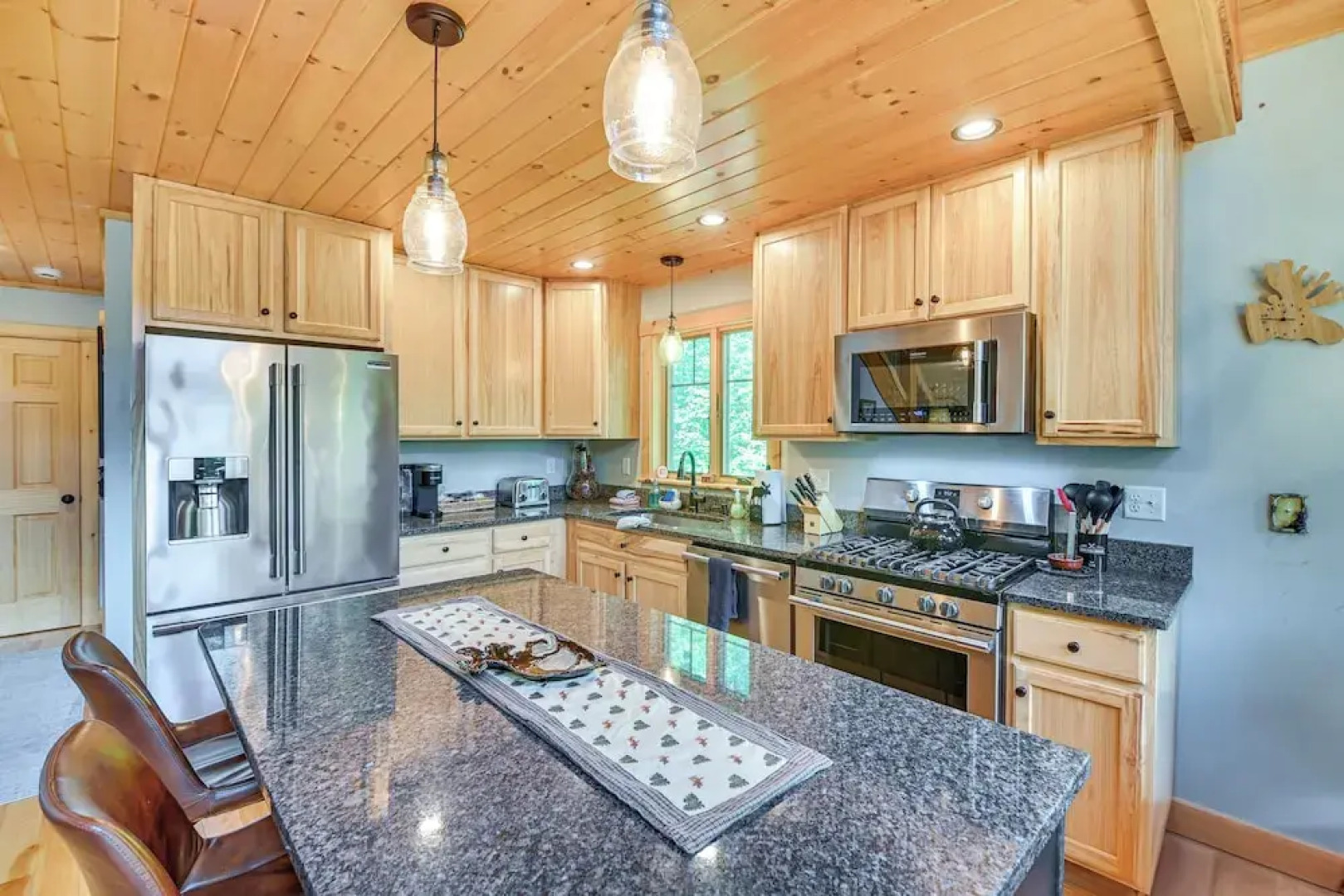 7 Mi to White Mountain NF - Woodsy Bethel Cabin!