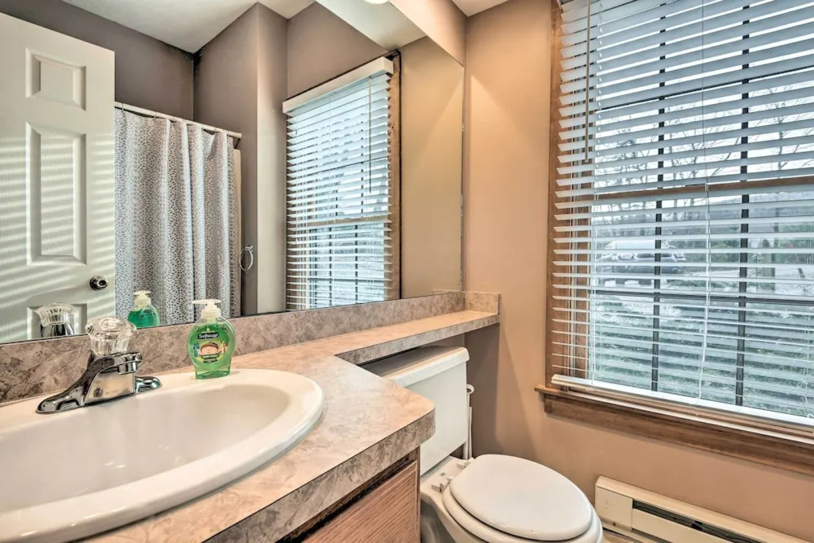 Tannersville Cozy Home w/ Deck, 1 Mi to Camelback!